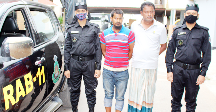 পার্কিং করা গাড়ি থেকে তেল চুরি করতেন তারা