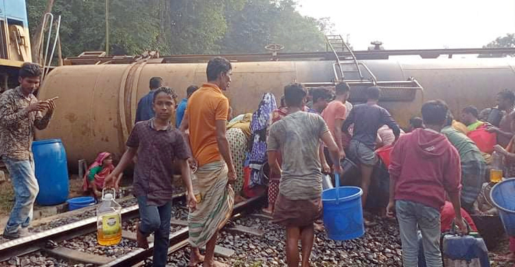 লাইনচ্যুত বগি থেকে তেল নিতে ডেকচি-বালতি-মগ নিয়ে ছুটছে মানুষ