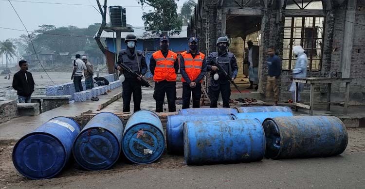 ভোলায় ১৮০০ লিটার চোরাই সয়াবিন তেল জব্দ