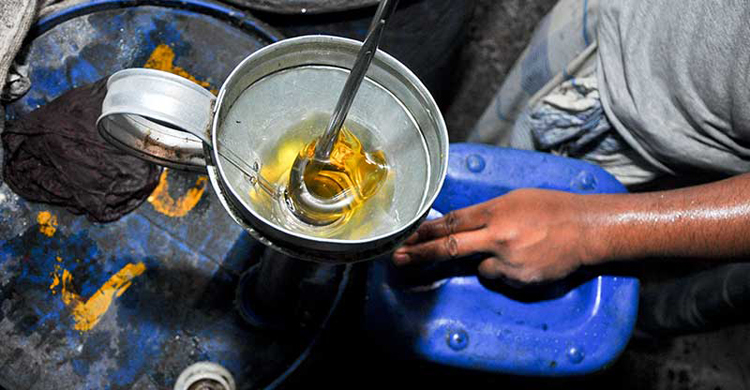 গাজীপুরে খোলা সয়াবিন তেলের কেজি ২২০ টাকা!