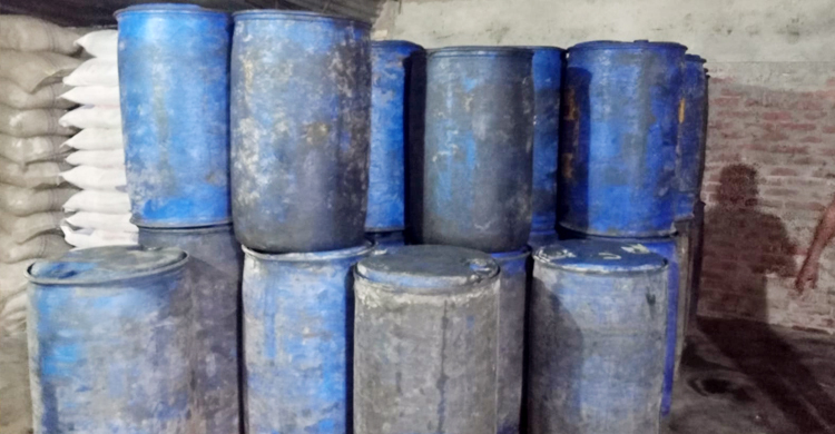 ২০ হাজার লিটার সয়াবিন তেল মজুত রেখে জরিমানা গুনলেন ৩০০০০ টাকা