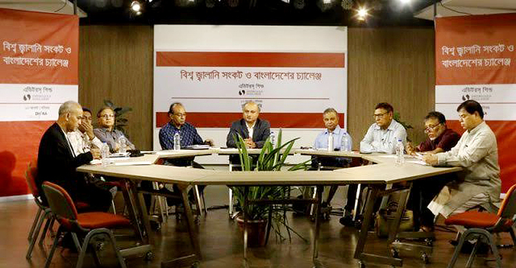 ‘বিশ্ববাজারের সঙ্গে তেলের দাম সমন্বয় রাখা সম্ভব ছিল’