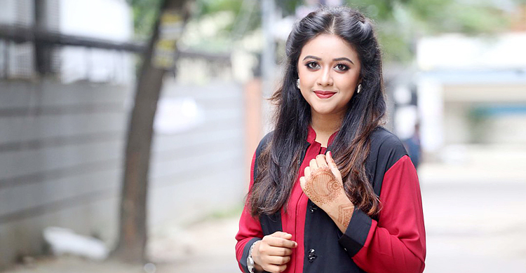 মনের দুঃখে স্ট্যাটাস লিখলেন ঐশী