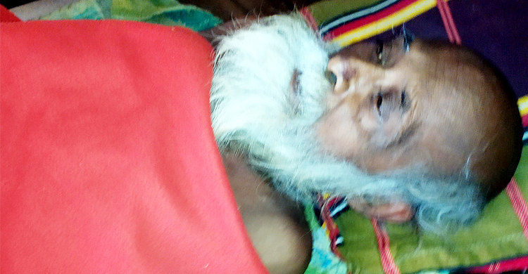 রাস্তায় পড়ে থাকা বিবস্ত্র বৃদ্ধকে হাসপাতালে নিলেন মেম্বার