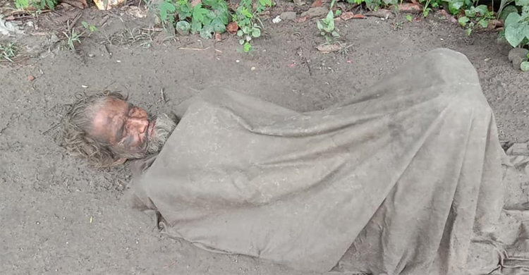 কাদাপানিতে ঢেকে যাওয়ার উপক্রম কে এই বৃদ্ধ?