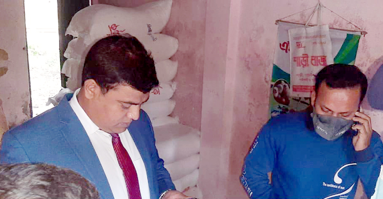 নোয়াখালীতে ১৭৯ বস্তা সরকারি চাল জব্দ, জরিমানা