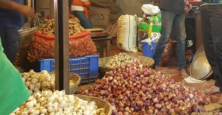 রোববার ভোমরা দিয়ে আসবে ভারতীয় পেঁয়াজ, দামে স্বস্তি