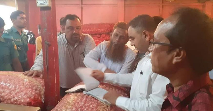 পেঁয়াজের দাম বেশি নেয়ায় ১ লাখ ১০ হাজার টাকা জরিমানা