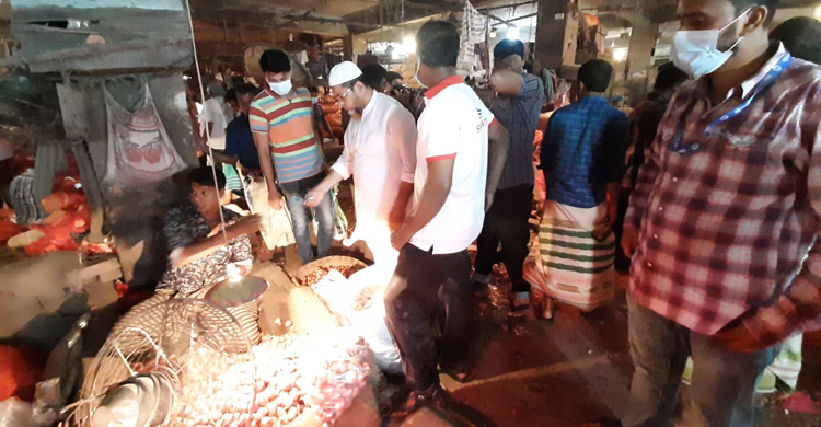 পেঁয়াজের দামে সেঞ্চুরি : আড়ত ও পাইকারি বাজারে অভিযান