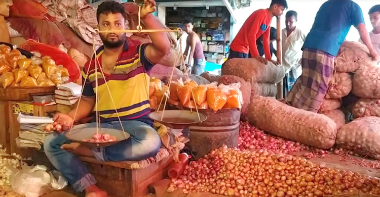 স্থলবন্দরে কমেছে পেঁয়াজ আমদানি, বেড়েছে দাম
