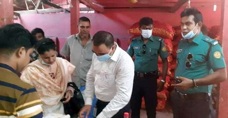 বেশি দামে পেঁয়াজ : শ্যামবাজার যাত্রাবাড়ীতে অভিযান, জরিমানা