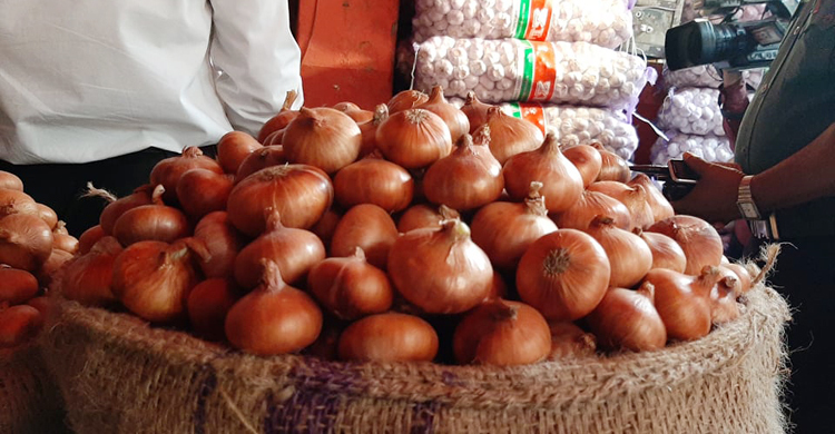 ‘কমছে’ পেঁয়াজের দাম