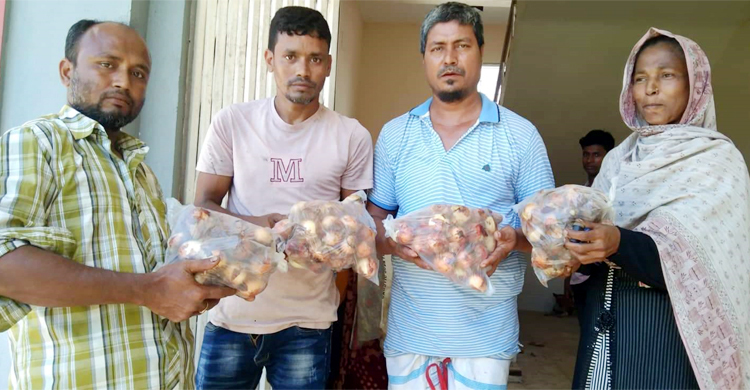 মোহনগঞ্জে টিসিবির পচা পেঁয়াজে উপকারভোগীদের ক্ষোভ