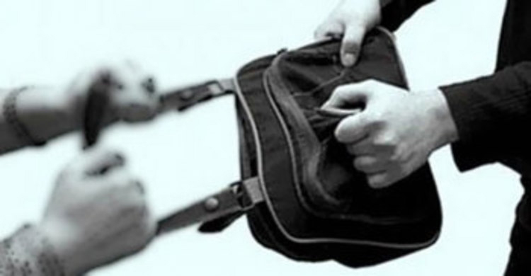 মোটরসাইকেল থামিয়ে ১২ লাখ টাকা নিয়ে গেল ছিনতাইকারী