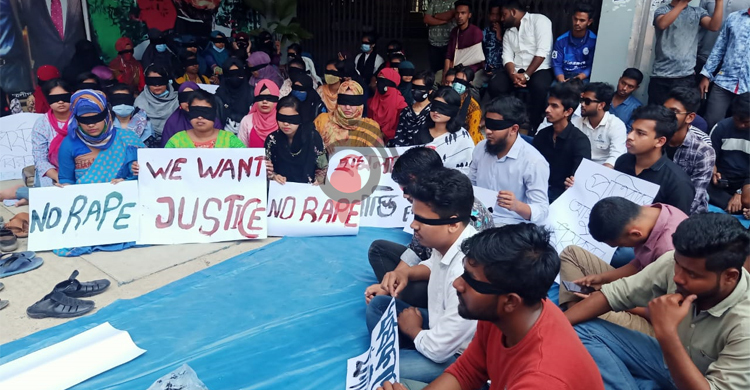 চোখে কালো কাপড় বেঁধে বিশ্ববিদ্যালয় শিক্ষক-শিক্ষার্থীদের প্রতিবাদ