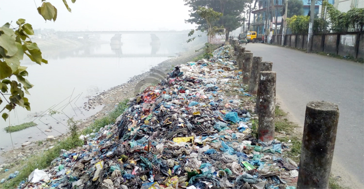 সুরমার ঘাটে ঘাটে, স্কুলগুলোর সামনে ময়লাবাহী গাড়ি-ডাস্টবিন!