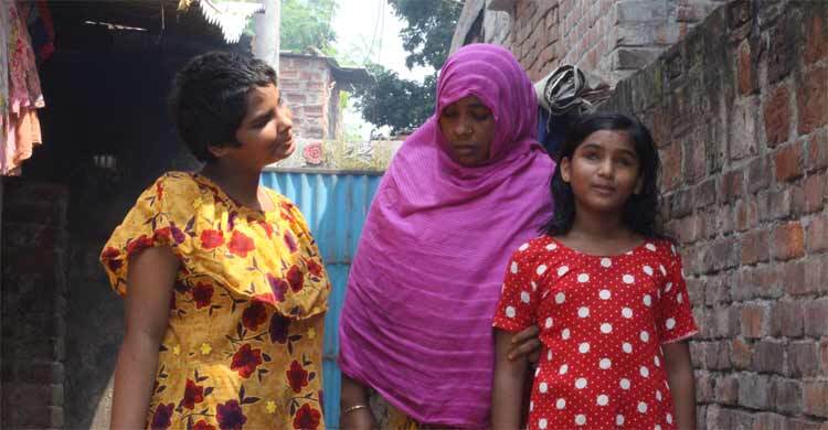 প্রতিবন্ধী তিন সন্তান নিয়ে দুশ্চিন্তায় মা