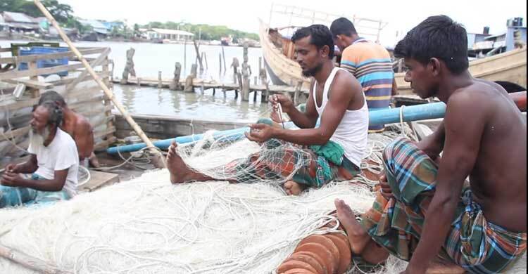 নিষেধাজ্ঞার ৬৫ দিন: জাল-ট্রলার মেরামতে কেটেছে জেলেদের সময়