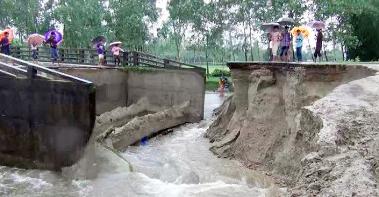 পানির তোড়ে ভেঙে গেলো ব্রিজের সংযোগ সড়ক, ভোগান্তি চরমে