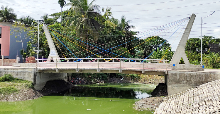 দৃষ্টিনন্দন ব্রিজে মৃতপ্রায় খাল এখন বিনোদনকেন্দ্র
