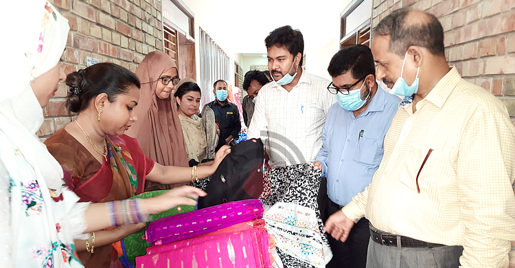 স্বাবলম্বী হচ্ছেন পাবনার তরুণীরা, করছেন কর্মসংস্থানও