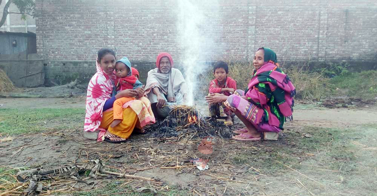 সপ্তাহজুড়ে সর্বনিম্ন তাপমাত্রা তেঁতুলিয়ায়, আগুনে শীত নিবারণ