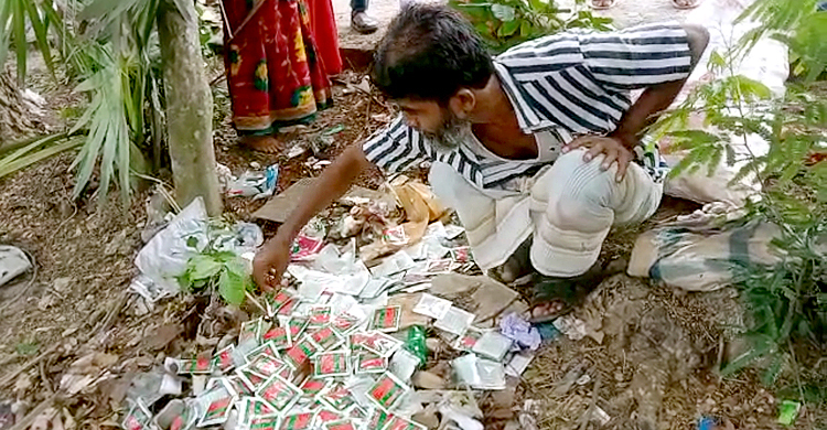 দুমকিতে হাসপাতালের ময়লার ভাগাড়ে মিললো খাবার স্যালাইন