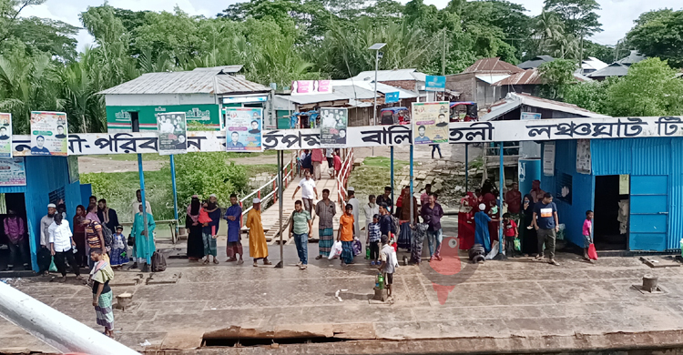 যাত্রীর চাপ নেই কলাপাড়া লঞ্চঘাটে