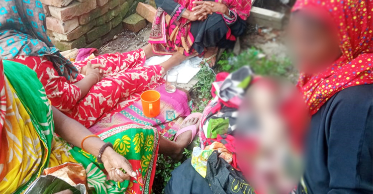 পাবলিক টয়লেটের সামনে সন্তান প্রসব