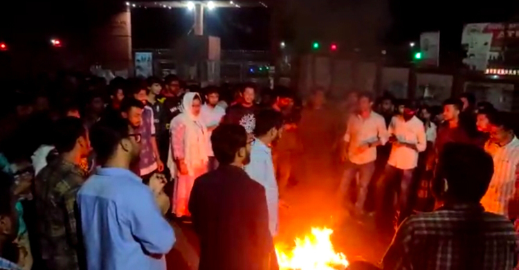 সড়কে টায়ার জ্বালিয়ে ছাত্রলীগের বিক্ষোভ