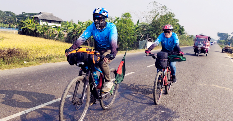সাইকেল চালিয়ে নারায়ণগঞ্জ থেকে কুয়াকাটায় ২ যুবক