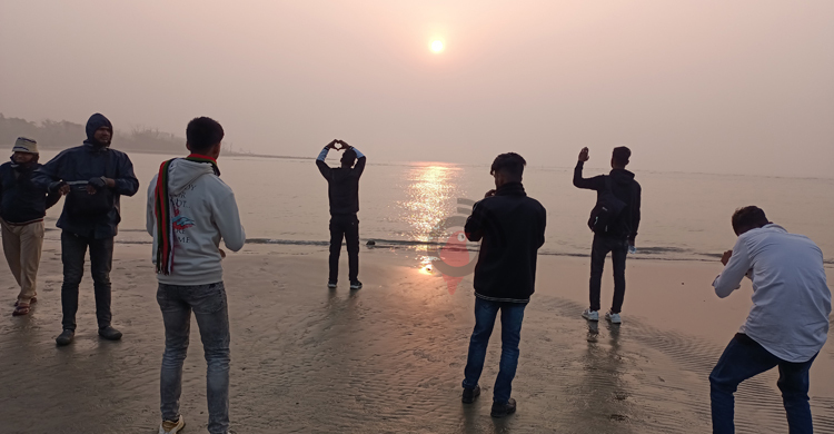 সৈকতে বছরের প্রথম সূর্যোদয় দেখে মুগ্ধ হাজারো পর্যটক