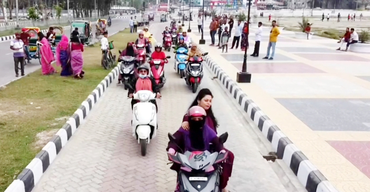 শতাধিক নারীর আইডল লেডি বাইকার পাপড়ী