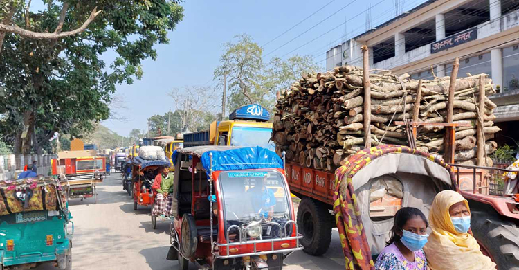 নির্বাচন স্থগিত করায় পঞ্চগড়ে পরিবহন শ্রমিকদের সড়ক অবরোধ