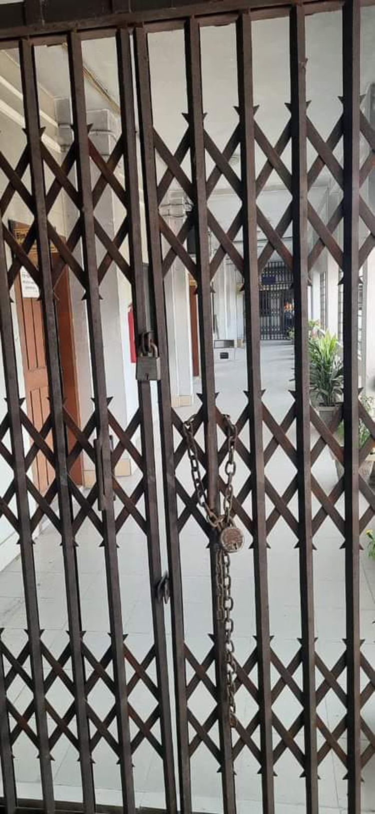 দ্বিতীয় দিনেও চলছে পাবিপ্রবির কর্মকর্তা-কর্মচারীদের কর্মবিরতি