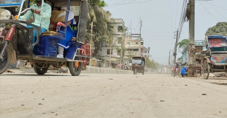 ধুলায় অতিষ্ঠ পটুয়াখালী পৌরসভার বাসিন্দারা