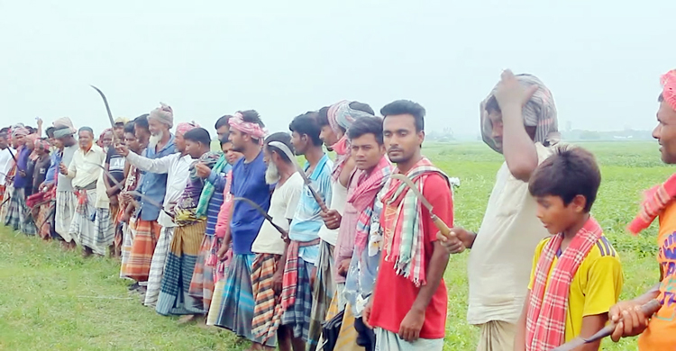 বালু উত্তোলন বন্ধে নদীপাড়ে কাস্তে হাতে ৫ শতাধিক কৃষক