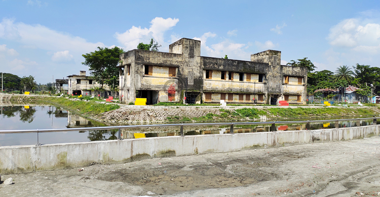 পটুয়াখালীতে গণপূর্তের ২৬ ভবন পরিত্যক্ত, চলে অপরাধ কর্মকাণ্ড