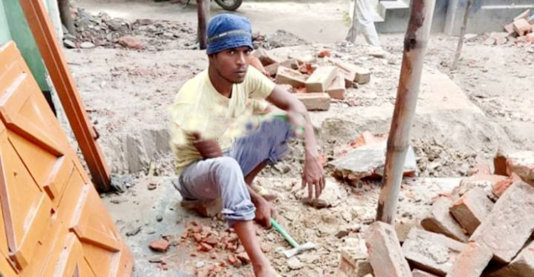 পিটুনিতে জ্ঞান হারিয়ে সারারাত স্কুলের ছাদে, সকালে যুবকের মৃত্যু