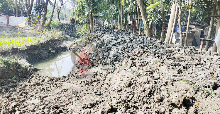 অতিদরিদ্রদের জন্য কর্মসংস্থানের কাজ চলছে খননযন্ত্রে!