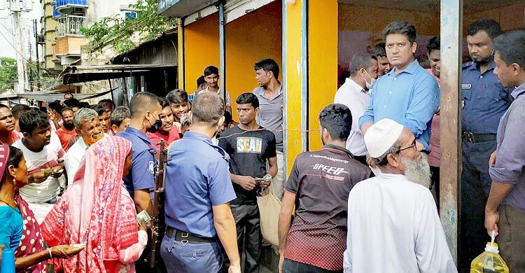 তেল মজুত রেখে ৭০ হাজার টাকা জরিমানা গুনলো দুই প্রতিষ্ঠান