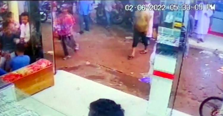 সিঁড়িতে সাইড দেওয়া নিয়ে কথা কাটাকাটি, ২ পুলিশ সদস্যকে মারধর