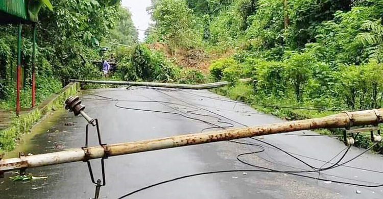 টানা বর্ষণে চবির পাহাড়ে ধস