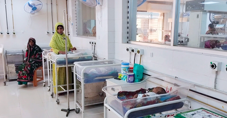 অটোরিকশা বিক্রি করে চিকিৎসা, দেনা করে দুধ কিনছেন বাবা