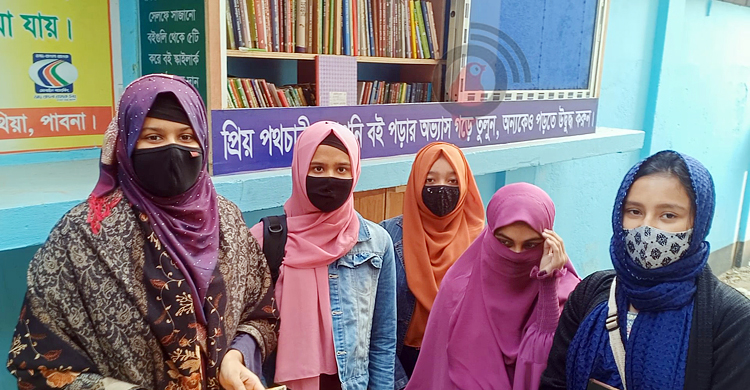 পাবনায় সাড়া ফেলেছে তিন বন্ধুর &lsquo;পথ পাঠাগার&rsquo;