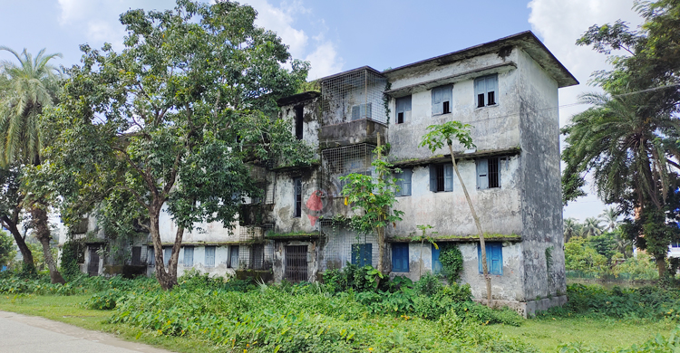 পটুয়াখালীতে গণপূর্তের ২৬ ভবন পরিত্যক্ত, চলে অপরাধ কর্মকাণ্ড