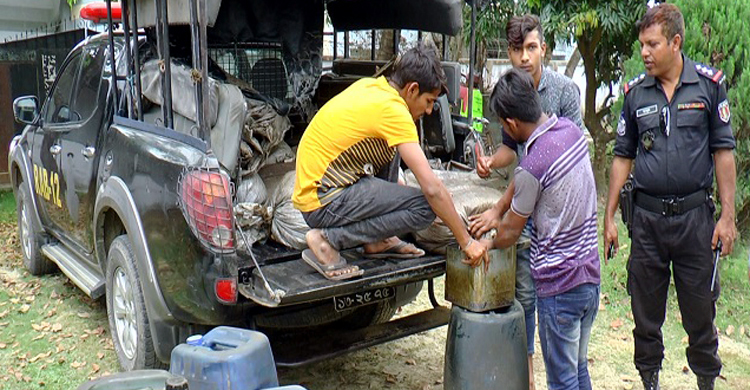 ট্রেন থামিয়ে ৫ হাজার লিটার তেল চুরি