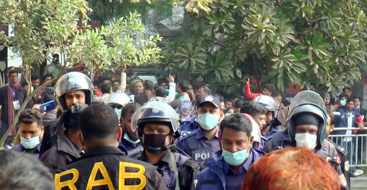 পাবনায় র‌্যাব-পুলিশের সঙ্গে যুবলীগ নেতাকর্মীদের ধাওয়া-পাল্টাধাওয়া