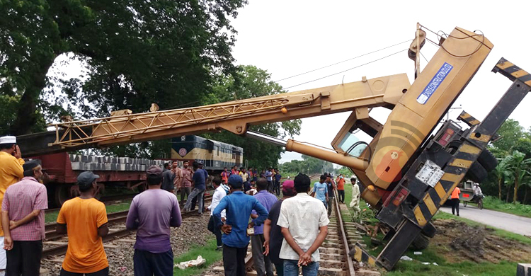 ভাঙ্গুড়ায় ট্রেন লাইনে ক্রেন : উত্তর-দক্ষিণাঞ্চলের রেল চলাচল বন্ধ