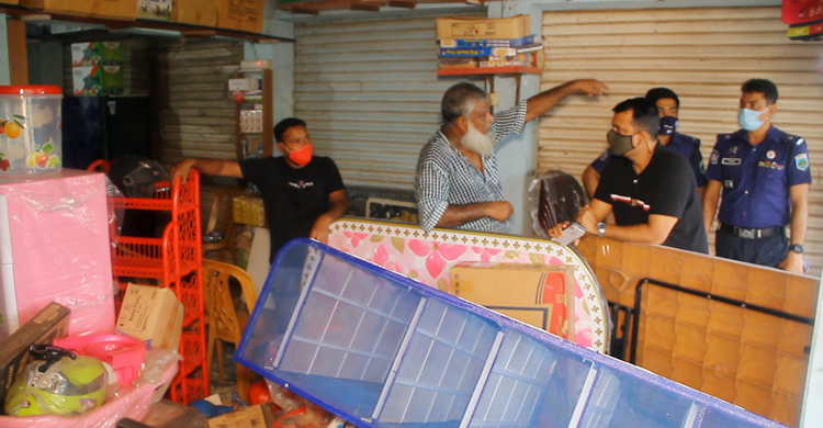 ট্রাক ও অটোরিকশা বোঝাই করে লুটের মালামাল নিয়ে গেলো ডাকাতদল